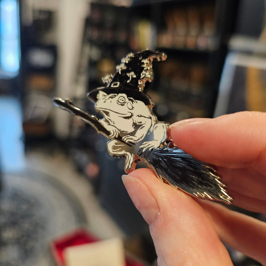 Lively Ghosts - Frog Witch